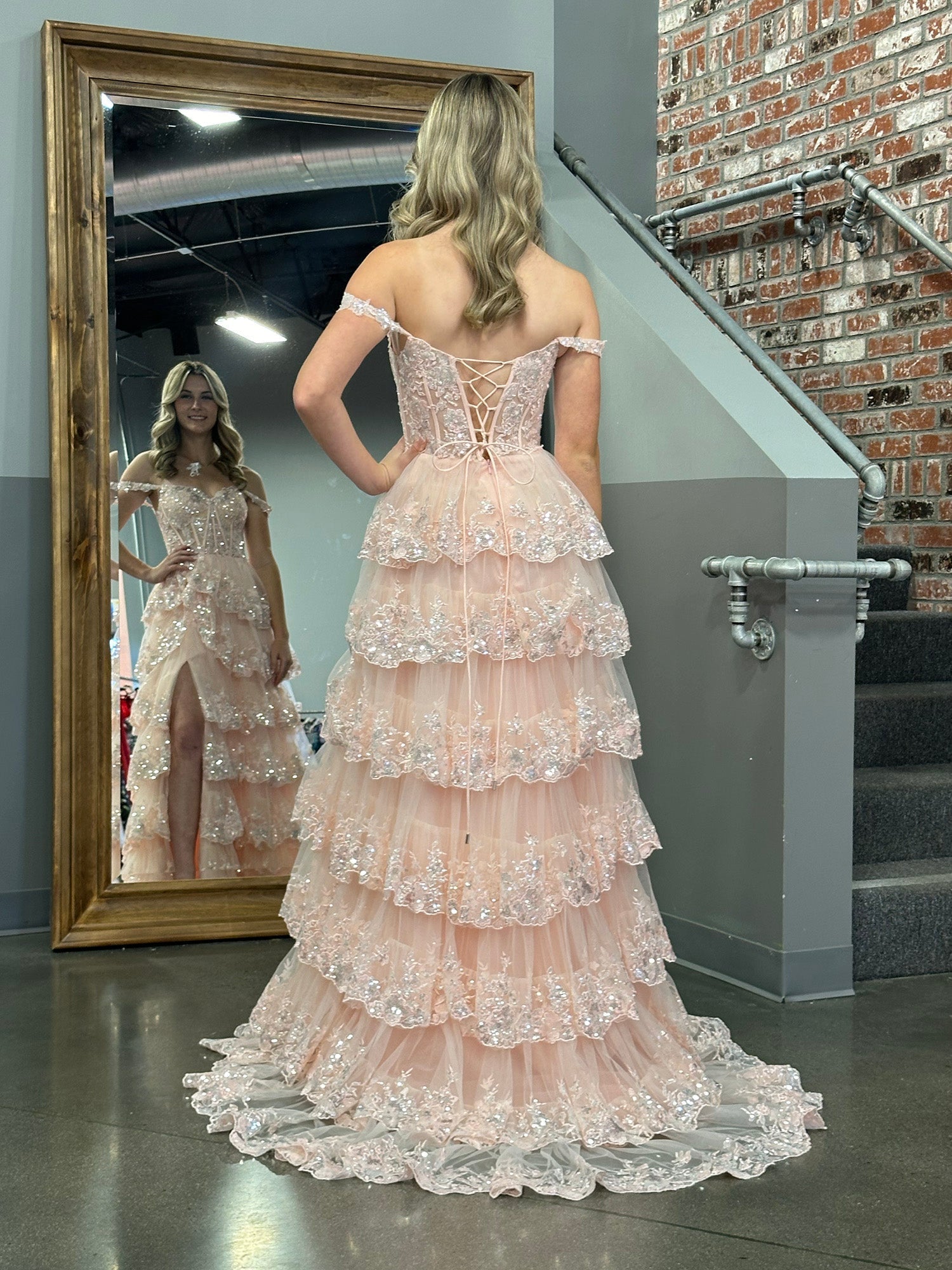 Vestido de graduación tipo corsé con hombros descubiertos y volantes de encaje