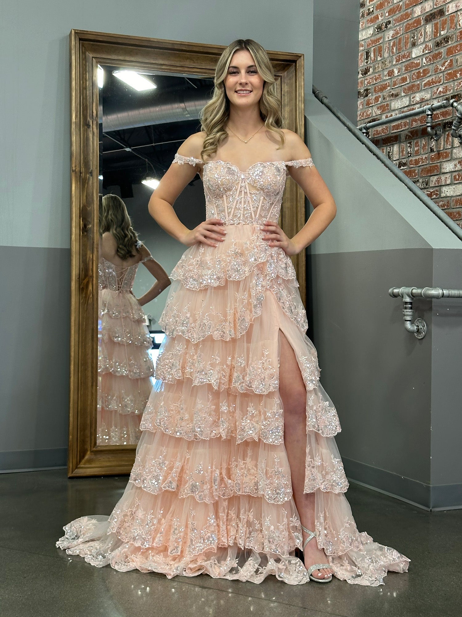 Vestido de graduación tipo corsé con hombros descubiertos y volantes de encaje