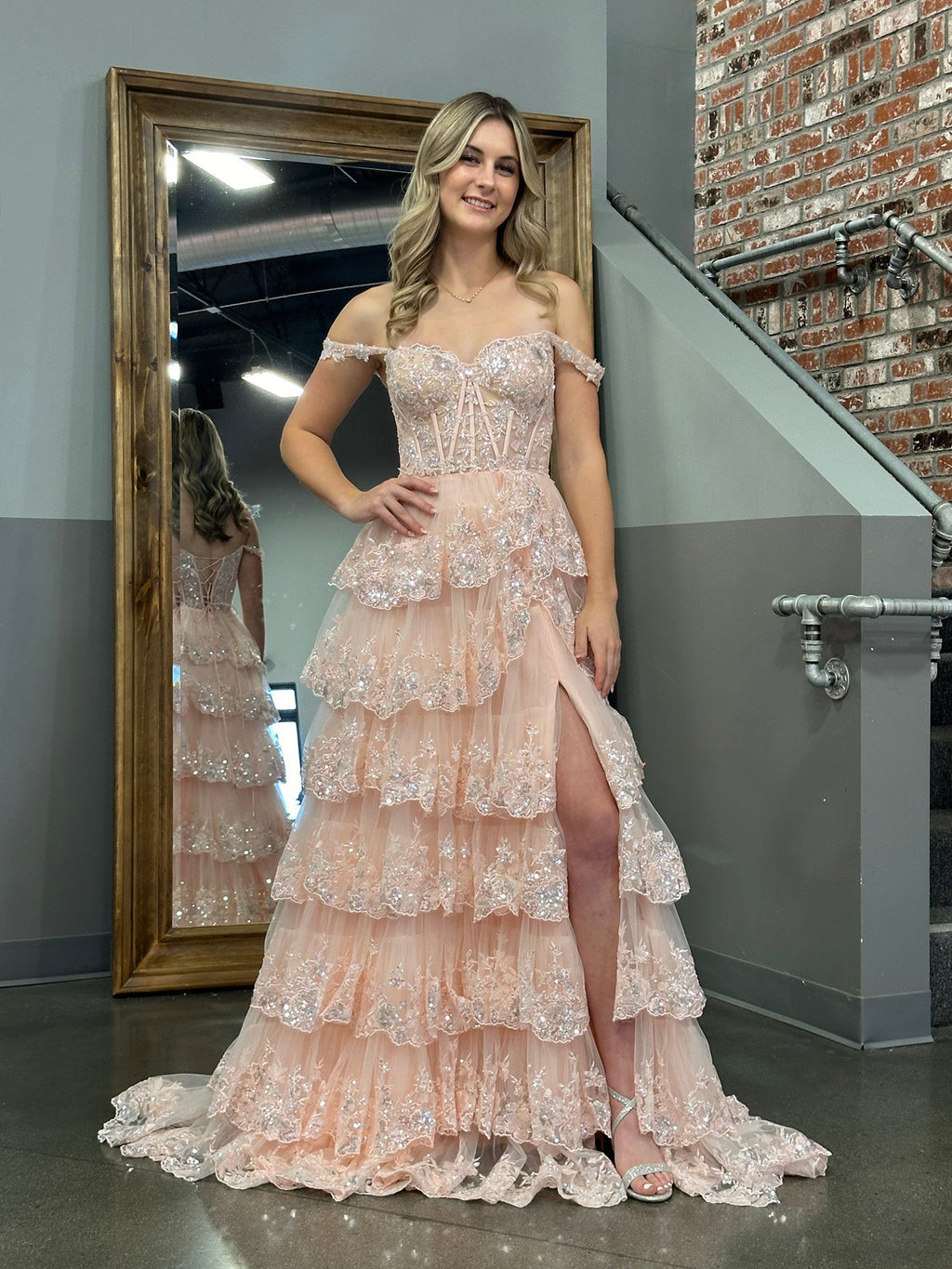 Vestido de graduación tipo corsé con hombros descubiertos y volantes de encaje