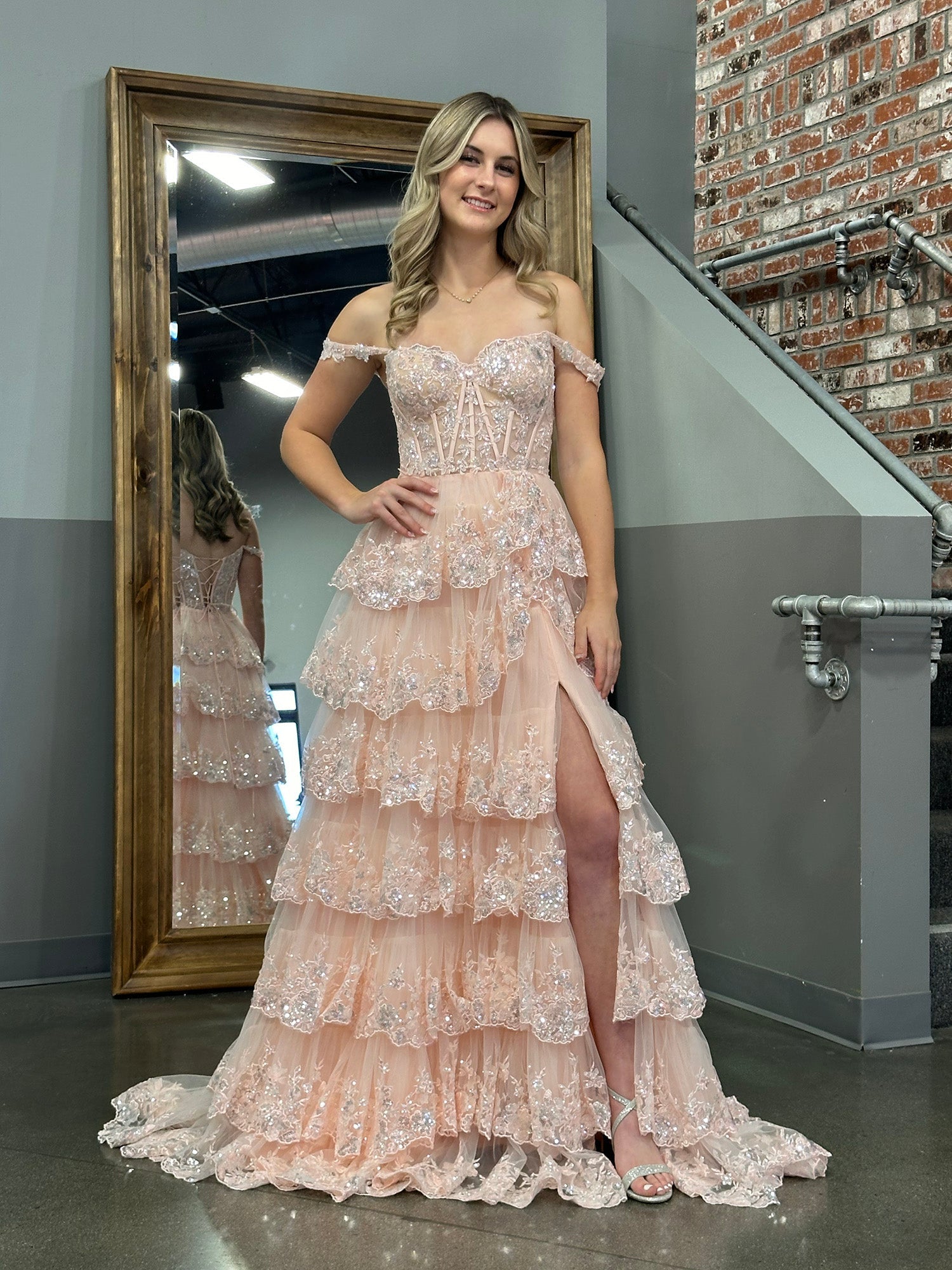 Vestido de graduación tipo corsé con hombros descubiertos y volantes de encaje