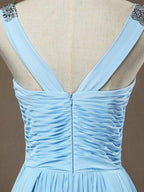 Robe de soirée longue en mousseline de soie, coupe fourreau/colonne, col en V, avec drapé latéral et perles croisées 