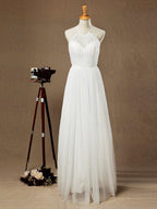 Vestido de dama de honor de tul transparente con pliegues y escote joya en forma de A hasta el suelo 