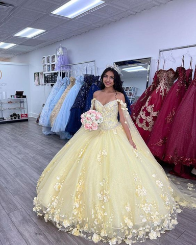 Vestido de gala amarillo con flores 3D, ideal para quinceañeras (modelo Y6578)