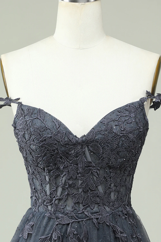 Robe de bal courte grise à fines bretelles et coupe trapèze, ornée d'appliqués Y2397