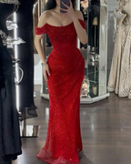 Vestido de noche rojo brillante con lentejuelas y hombros descubiertos, con abertura lateral Y7805