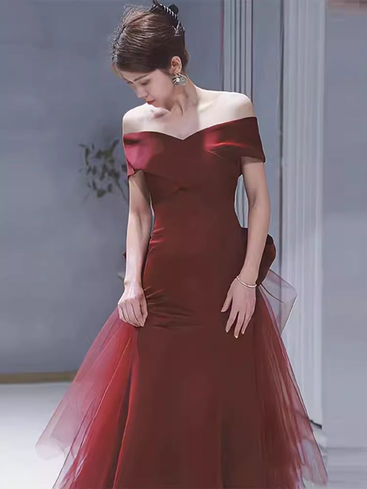 Vestido de noche sirena con hombros descubiertos y lazo, color burdeos, para baile de graduación Y7181