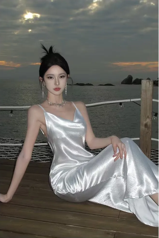 Vestido largo de noche de fiesta sencillo, blanco satinado y sin espalda Y7841