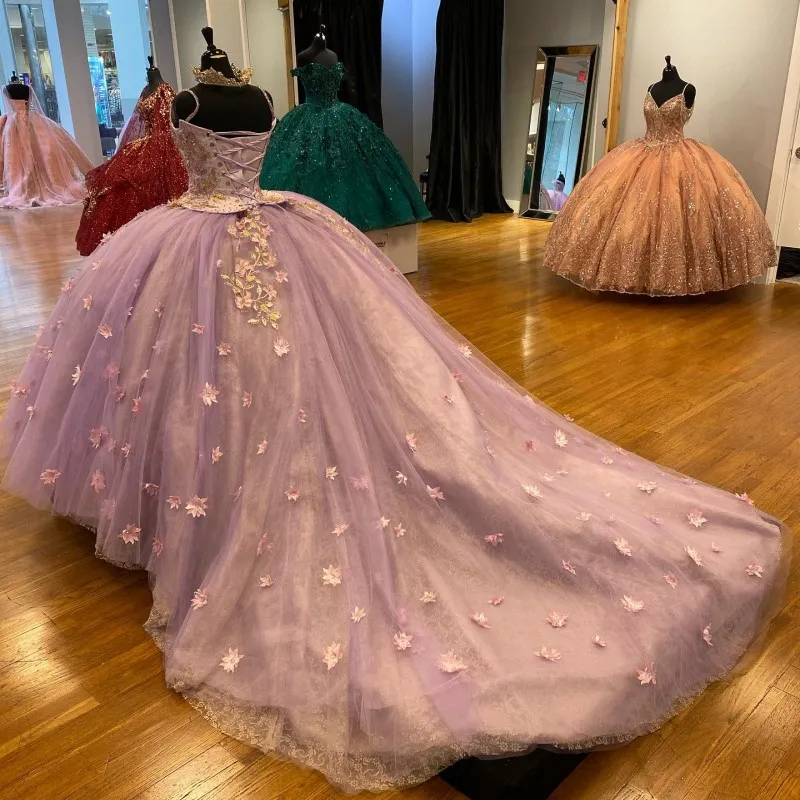 Vestido de quinceañera con preciosos tirantes finos, flores 3D, cola de corte y encaje interior Y1247