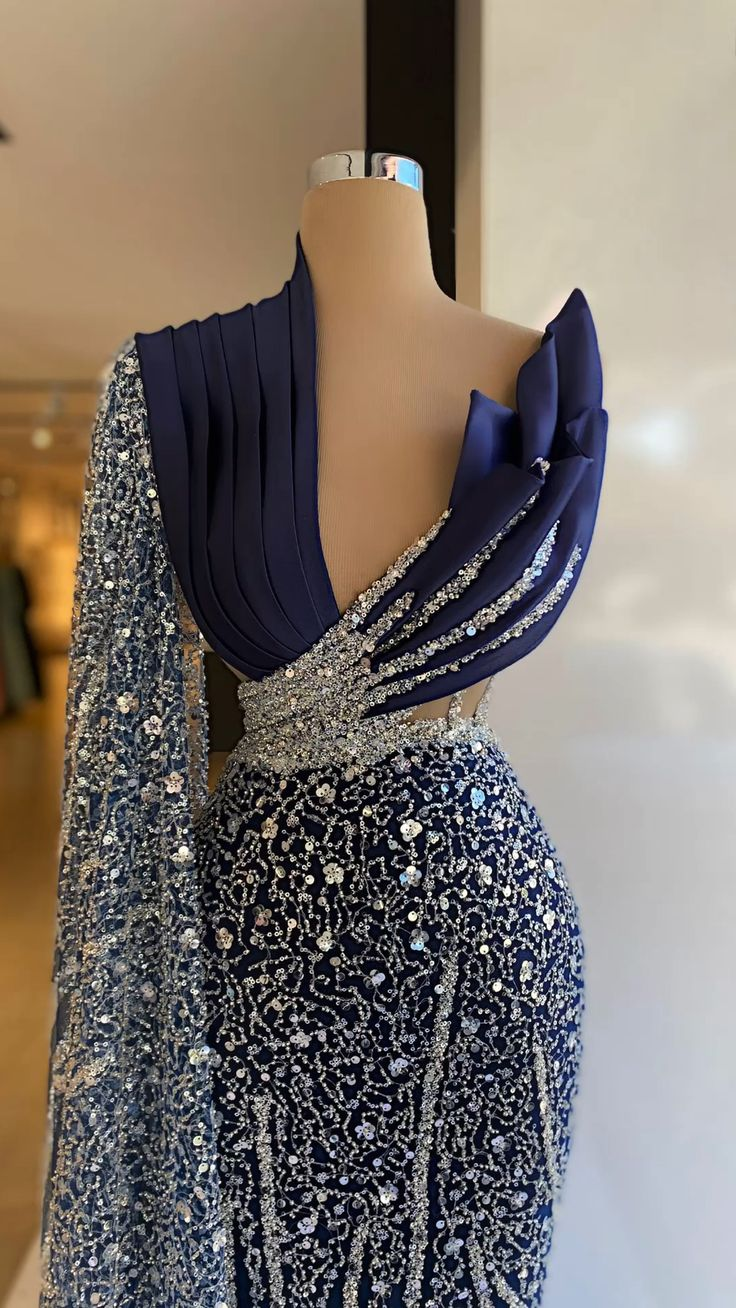 Vestidos de noche azul marino de un solo hombro, escote en V, vestidos de fiesta formales con lentejuelas brillantes hechos a medida Y4936