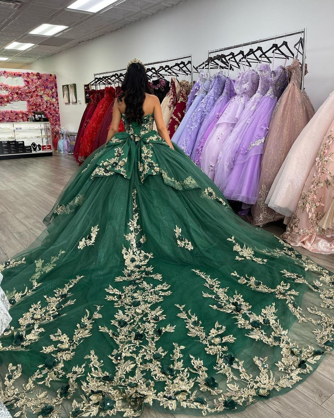 Vestido de quinceañera verde con estampado de corazón, ideal para cumpleaños y graduación. Incluye flores 3D. Modelo Y4437.