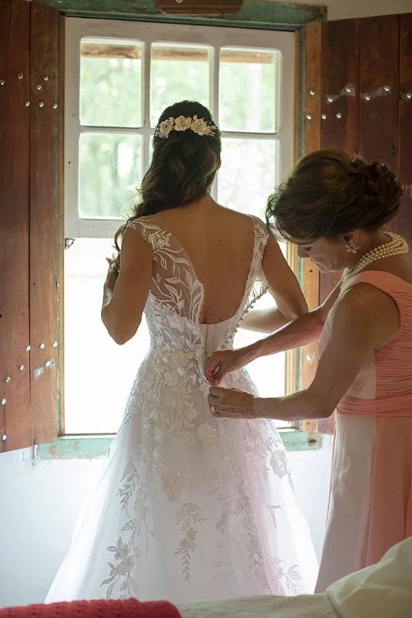 Vestido de novia largo hasta el suelo con encaje floral blanco y escote redondo estilo ilusión WD622