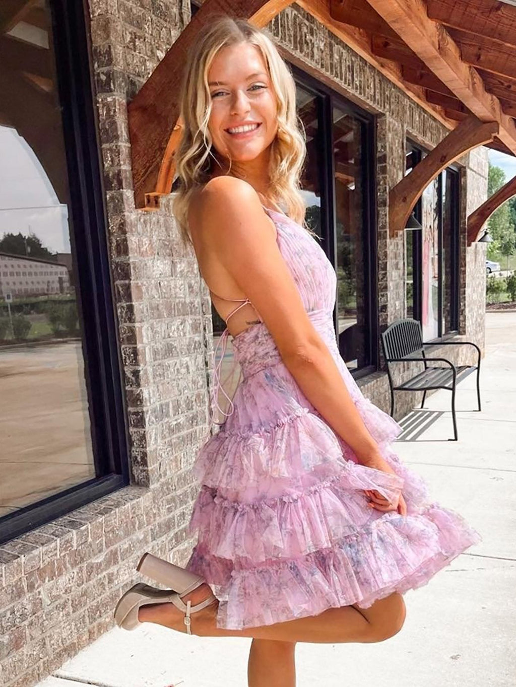 Vestido de fiesta de línea A con escote en V y volantes