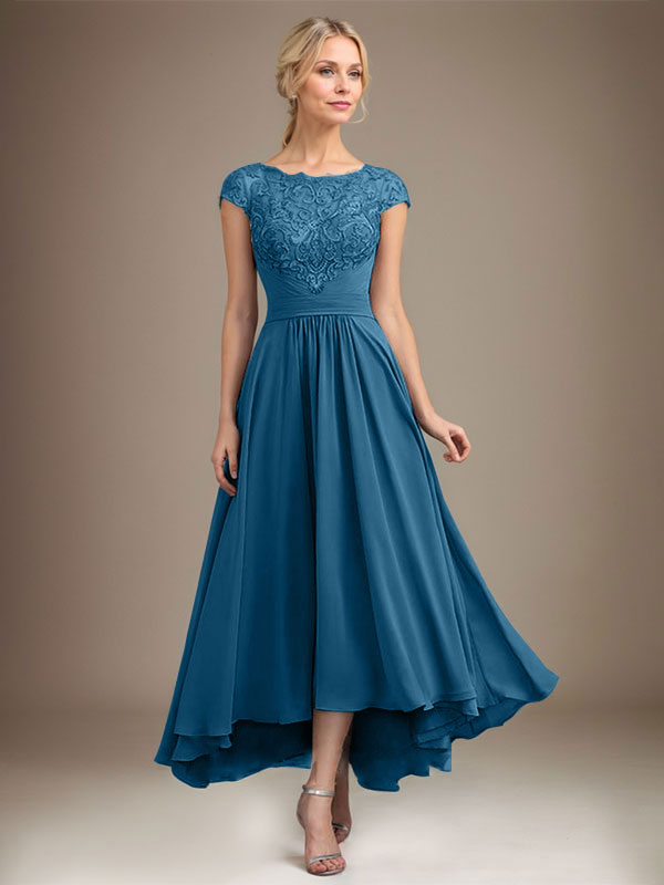 Vestido de novia de corte asimétrico, corte en A, escote ilusión, encaje y gasa con pliegues. 