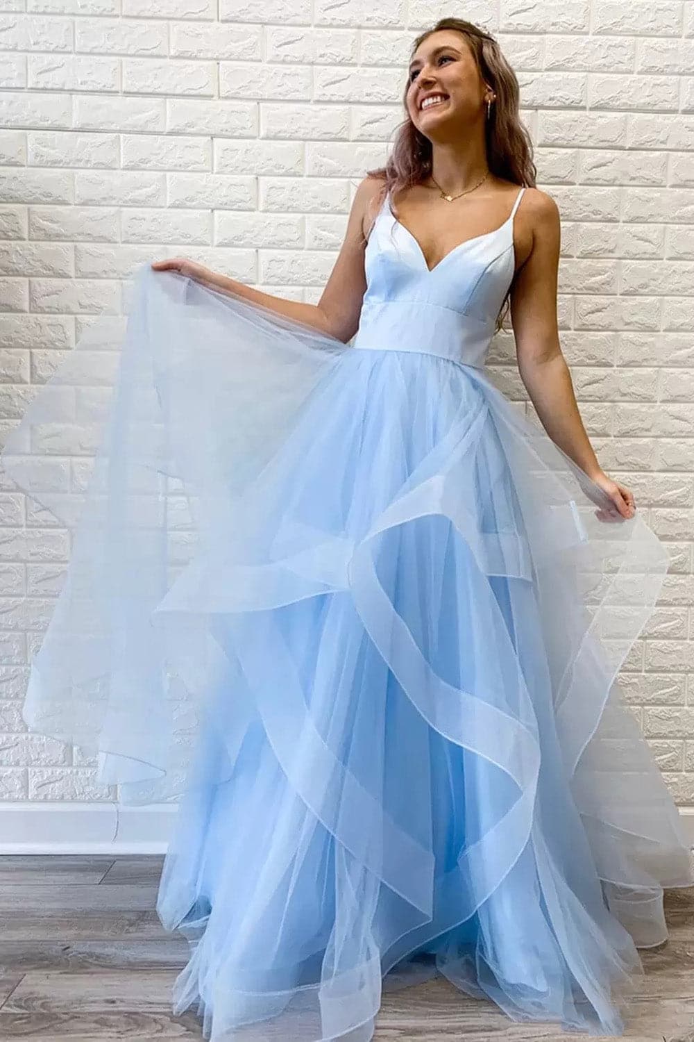 Vestido de fiesta largo con espalda descubierta y tul VMP39