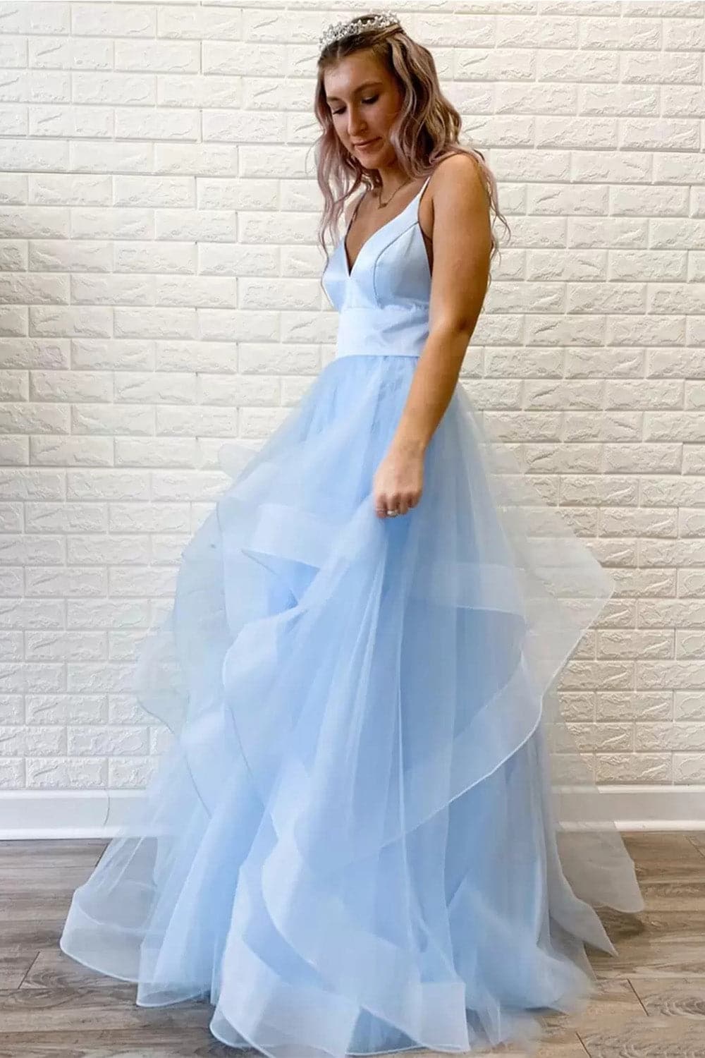 Vestido de fiesta largo con espalda descubierta y tul VMP39