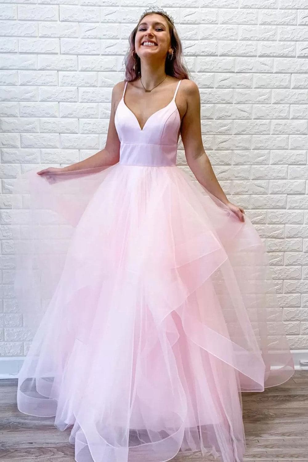 Vestido de fiesta largo con espalda descubierta y tul VMP39