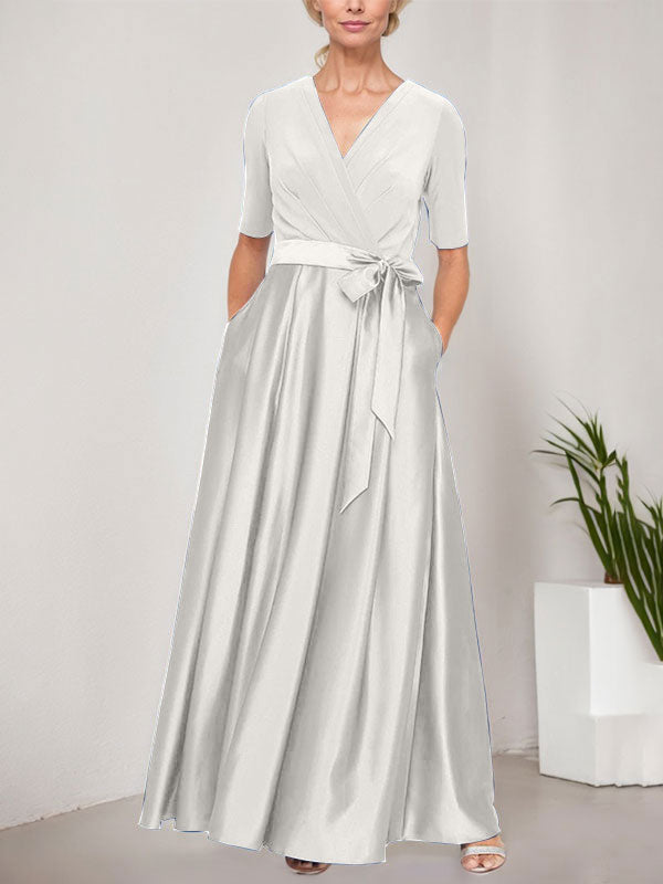 Vestido de baile con escote cruzado, falda amplia de satén y corpiño de jersey. 
