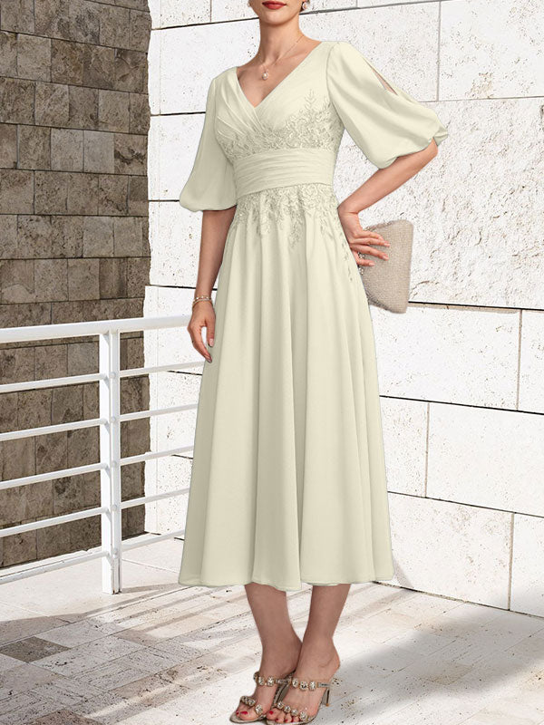 Vestido de novia de gasa de encaje, corte en A, escote en V y largo hasta la rodilla, con pliegues.