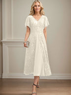 Vestido de novia de gasa de encaje, corte en A, escote en V y largo hasta la rodilla. 
