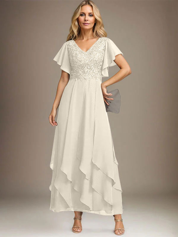 Vestido de novia de corte línea A, escote en V, largo hasta el tobillo, de gasa de encaje con volantes en cascada. 