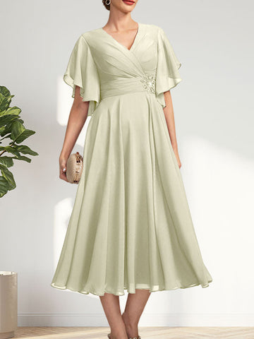 Vestido de corte A, escote en V, largo té, de gasa, para la madre de la novia, con plisados ​​y cuentas.