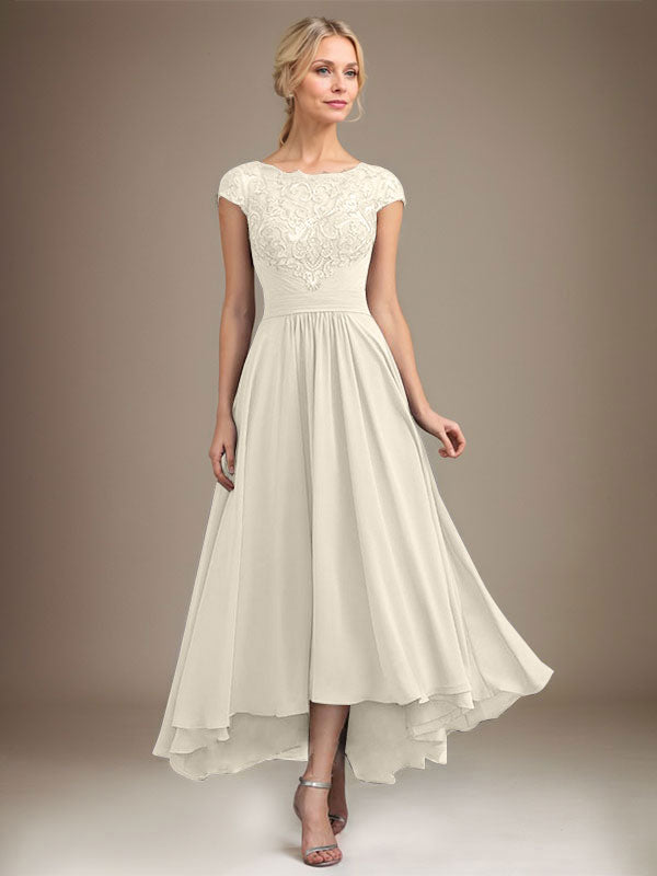 Vestido de novia de corte asimétrico, corte en A, escote ilusión, encaje y gasa con pliegues. 