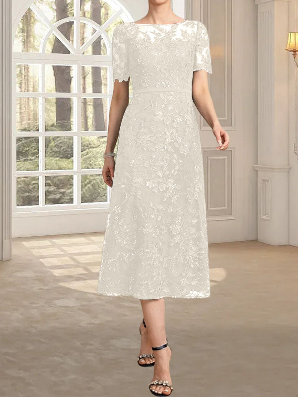 Vestido de novia de encaje con lentejuelas, corte en A, escote redondo ilusión y largo hasta la rodilla.