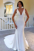 Robe de mariée longue sirène ivoire à décolleté plongeant en V et dos nu WD665