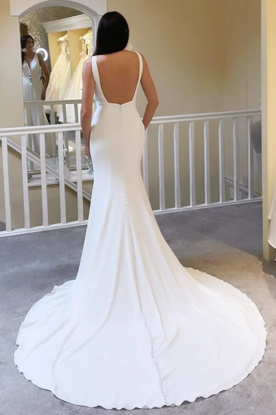 Robe de mariée longue sirène ivoire à décolleté plongeant en V et dos nu WD665