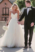 Vestido de novia color marfil de tul con escote corazón y tirantes finos WD082