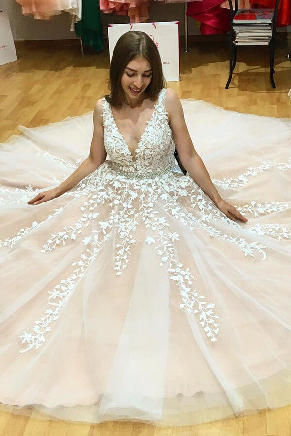 Robes de mariée et de bal en tulle ivoire, coupe trapèze, col en V, ornées de perles