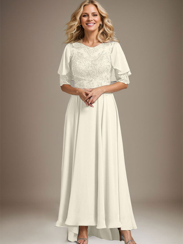 Vestido de novia asimétrico de gasa con encaje, corte en A, escote redondo y ilusión, con pedrería. 
