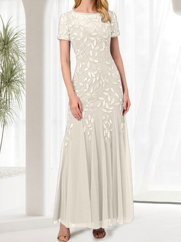 Robe longue bleue sirène à col rond ornée de perles, idéale pour la mère de la mariée