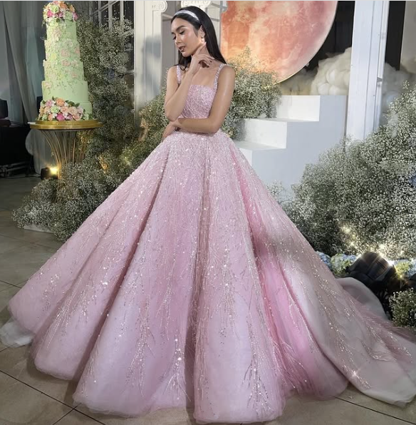 Vestido de gala largo rosa con tirantes, lentejuelas y cuentas, ideal para ocasiones formales (modelo Y4918)