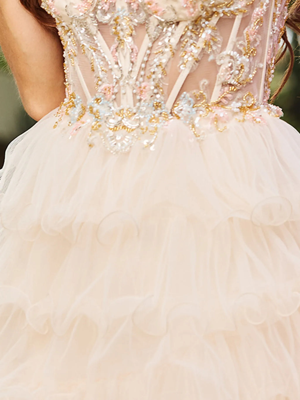 Robe de bal à corsage transparent et broderies de dentelle superposées