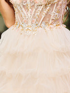 Robe de bal à corsage transparent et broderies de dentelle superposées