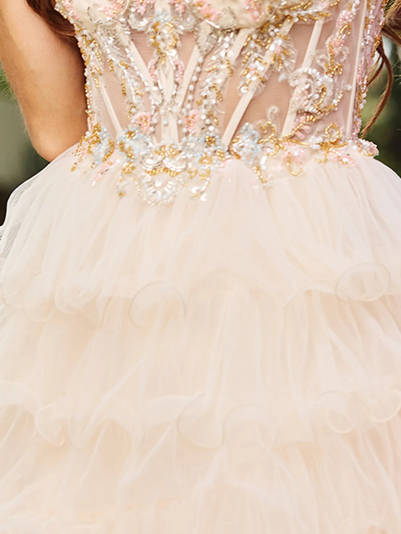 Robe de bal à corsage transparent et broderies de dentelle superposées