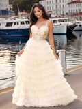 Robe de bal à corsage transparent et broderies de dentelle superposées