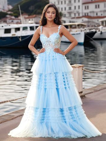 Robe de bal à corset orné d'appliqués floraux et de dentelle à plusieurs volants