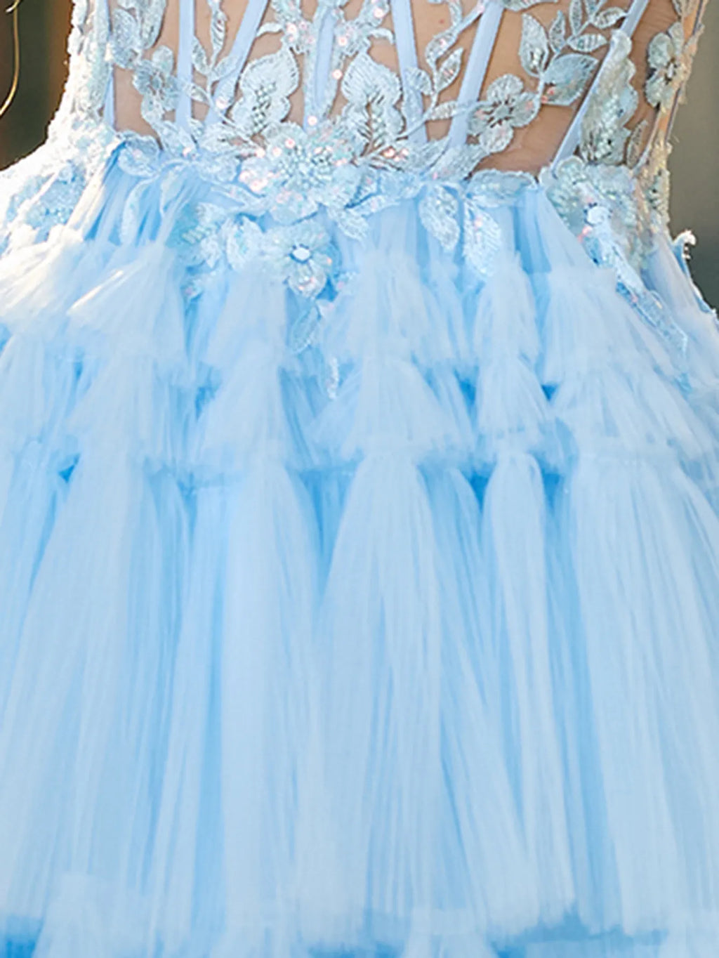 Robe de bal à corset orné d'appliqués floraux et de dentelle à plusieurs volants
