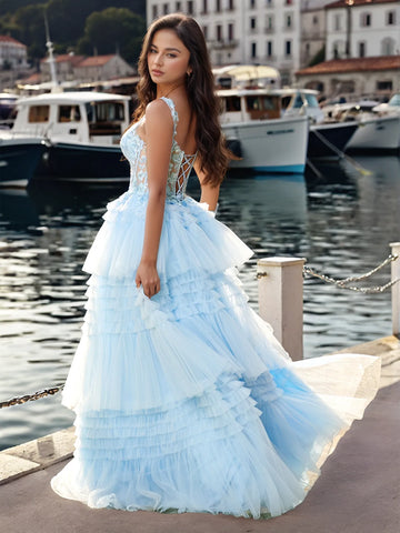 Robe de bal à corset orné d'appliqués floraux et de dentelle à plusieurs volants