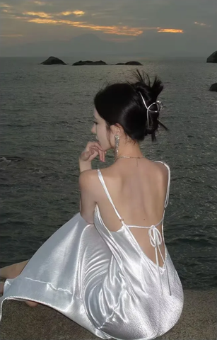 Vestido largo de noche de fiesta sencillo, blanco satinado y sin espalda Y7841