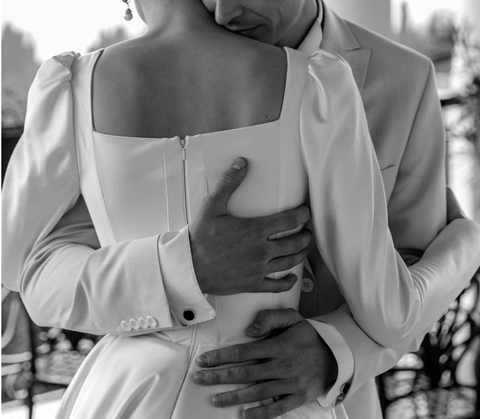 Vestido de novia blanco satinado, corte modesto, línea A, escote cuadrado Y6736