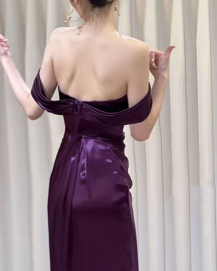 Vestido largo de noche morado satinado con hombros descubiertos, vestido de graduación satinado Y7440