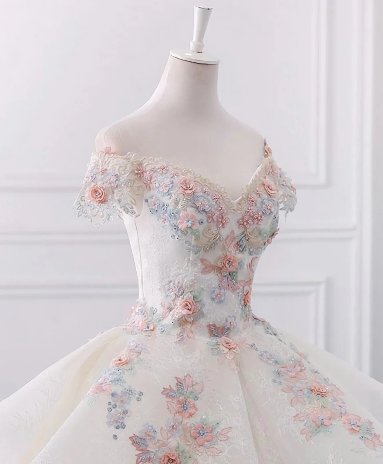 Impresionante vestido de novia de encaje con escote palabra de honor y flores Y1145