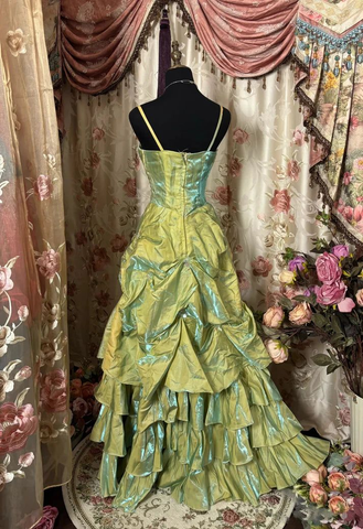 Robe de bal longue vintage vert sauge, coupe trapèze, bretelles spaghetti, satin, ornée de perles Y8517
