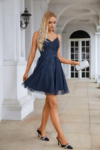 Vestido de dama de honor corto con escote en V, lentejuelas bordadas y tirantes finos, ideal para bodas, fiestas y playa, 28102 