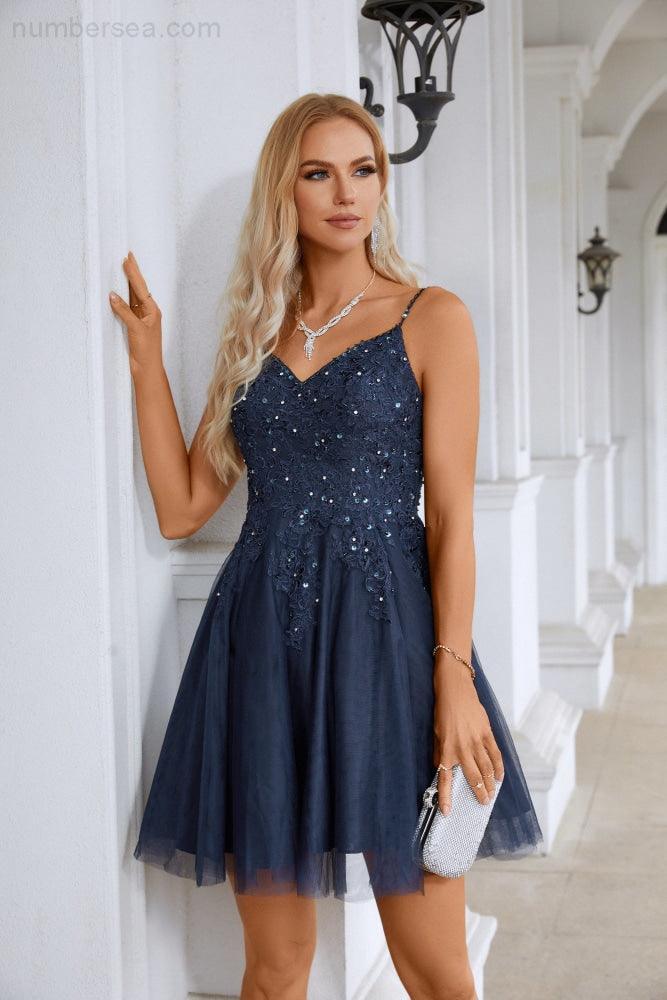 Vestido de dama de honor corto con escote en V, lentejuelas bordadas y tirantes finos, ideal para bodas, fiestas y playa, 28102 