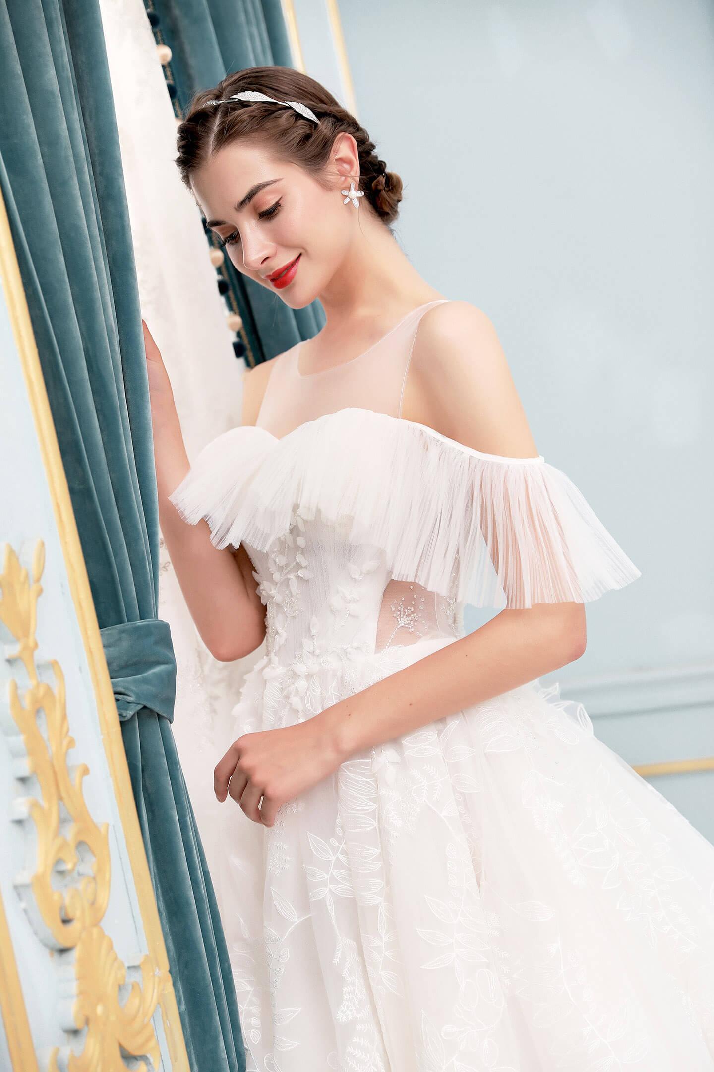 Vestidos de novia de corte A con hombros descubiertos, largo hasta el suelo, encaje y manga corta 