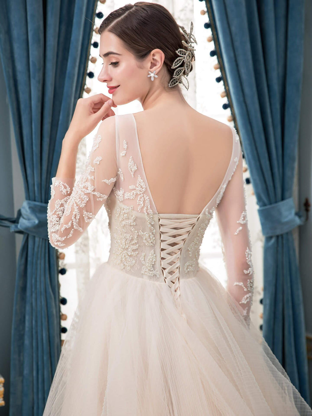 Vestidos de novia de tul con cuentas y corte en A, manga larga hasta el suelo con cola larga 